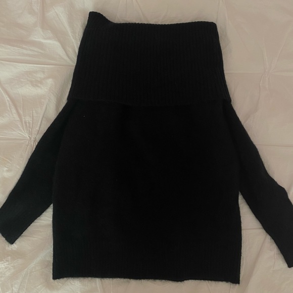 Faretta Off-Shoulder Sweater (Black) - Picture 5 of 5